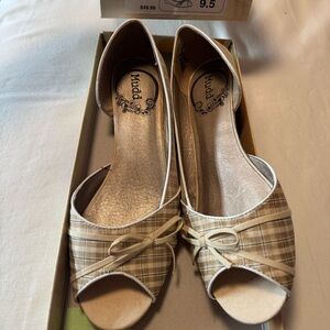Mudd Women's Natural Plaid Flats